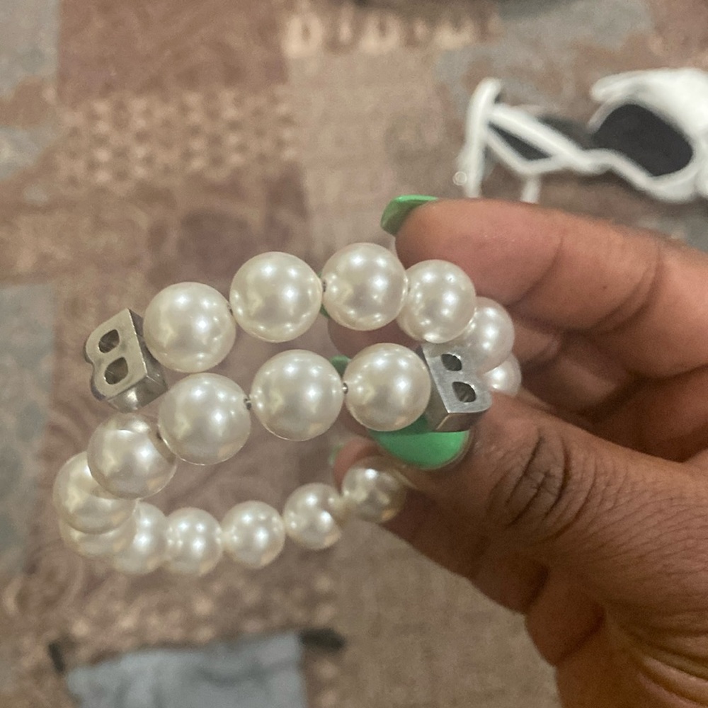 Balenciaga Pearl Bracelet come with dust bag